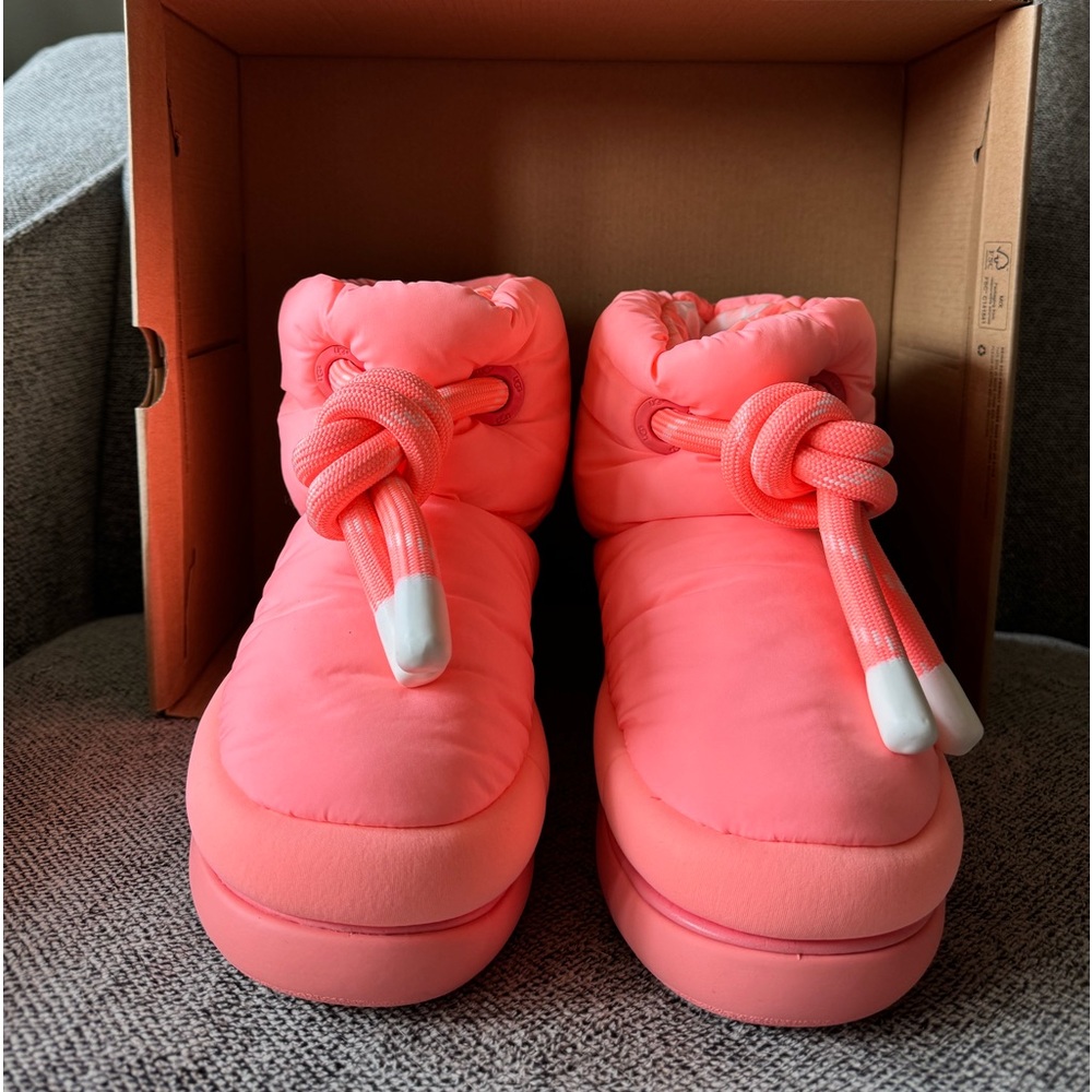 UGG Maxi Classic Puffy Booties SIZE 8